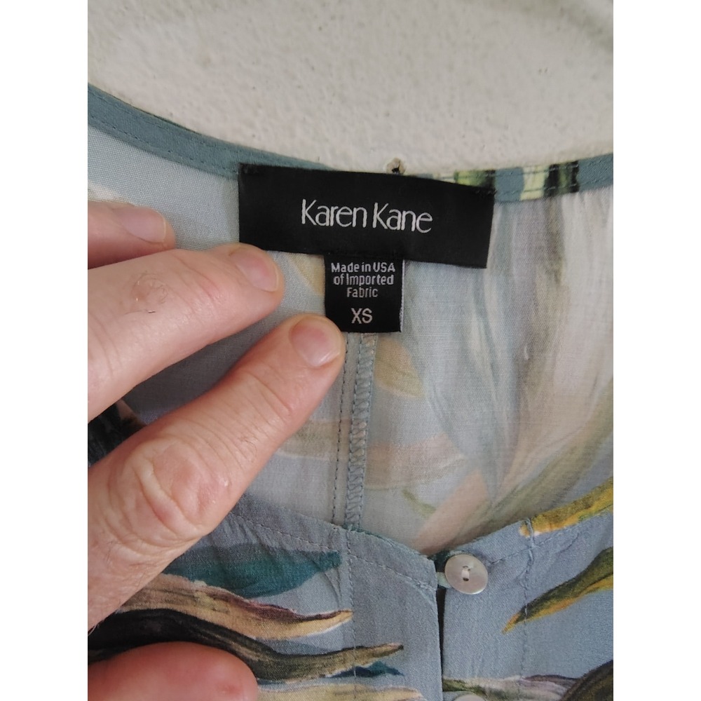 Karen Kane Tropical Floral Blouse Blue Hibiscus Palm Print 3/4 Sleeve Top XS - Picture 2 of 3